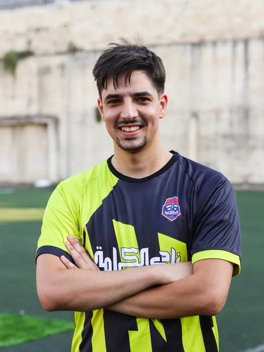 طبيبٌ جرّاح، وقلوبُ الكرامة يداويها.